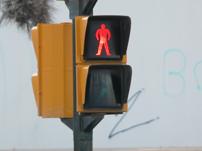 Sem�foro para peatones en rojo. Imagen de sciencepics.org con licencia Creative Commons